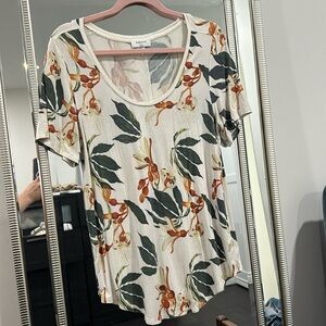 Babaton Aritzia tee, super soft with cute tropical Hawaiian floral print